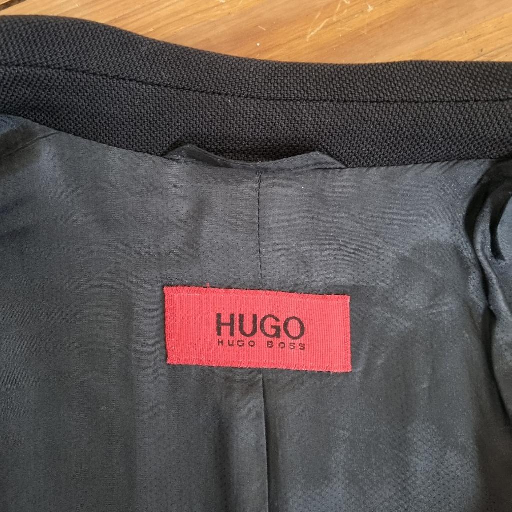 Schwarzes Sakko von Hugo Boss zu verkaufen. Das Sakko wurde kaum getragen und befindet sich in einem sehr guten Zustand.

Größe 48. Mit 3 Knöpfen.

Selbstabholung oder Versand.