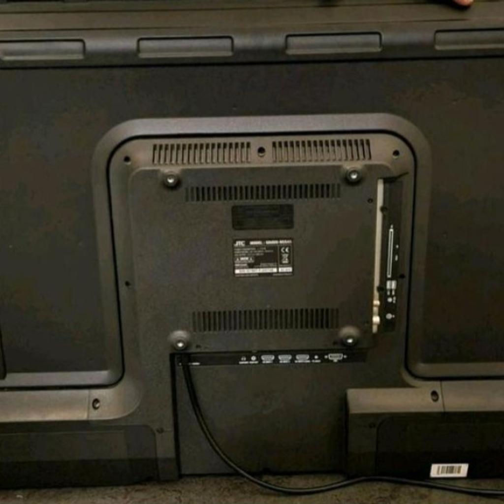 Verkaufe ein JTC GR0D-NSS43 Fernseher.

Der Fernseher befindet sich optisch in einem sehr gutem Zustand.
Auch technisch funktioniert der Fernseher ohne Probleme.

Ist sofort einsatzbereit.

Der Standfuß ist leider abhanden gekommen, somit verkauf ohne Standfuß.
Mit Fernbedieunung (NEU) und Stromkabel.
Größe: 43 Zoll (108 cm Diagonale)
Der Fernseher verfügt über keinen Internetanschluss, somit kein Smart TV.
Jedoch hat der Fernseher ein Triple Tuner.

Nur an Selbstabholer