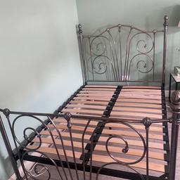 Beautiful vintage bed frame in very good condition. Moving out, need to be collected. Pay by the app only please. Thanks
