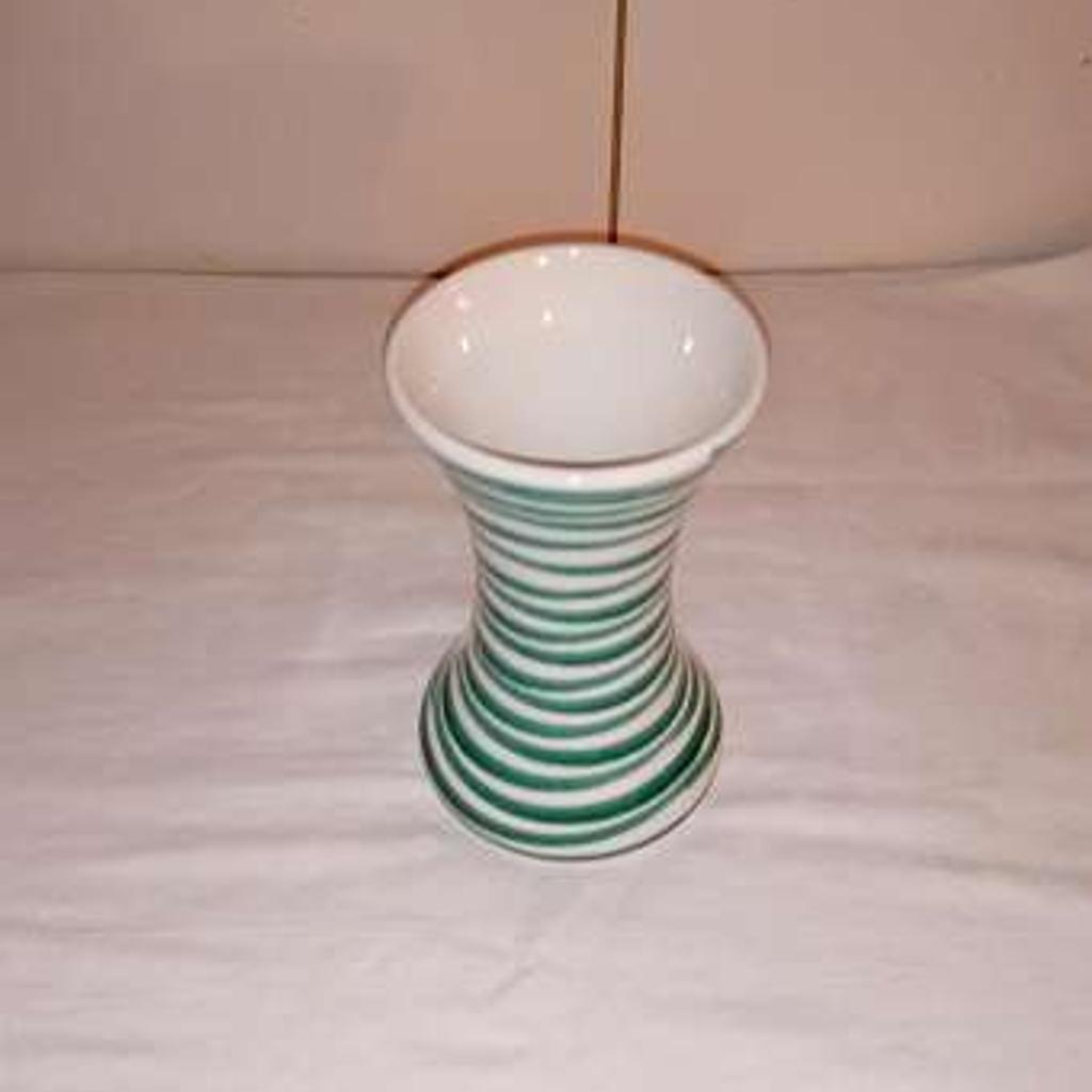 Verkaufe Vase aus Gmundner Keramik in ungebrauchtem Zustand.

Maße:
17 cm hoch
10 cm Durchmesser