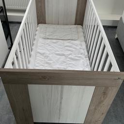 Babygitterbett in sehr guter Zustand vor 2 Jahren von XXLutz gekauft mit Bettenset,Spannbettuch
Bettdecken ,Schoner,Matratze
Liegefläche 70x140cm