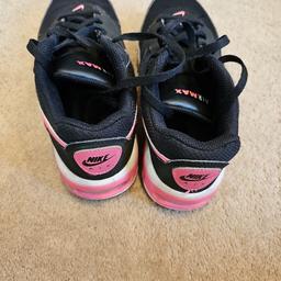 girls black nike trainers with pink pattern
hardly worn and in good condition
uk size 1