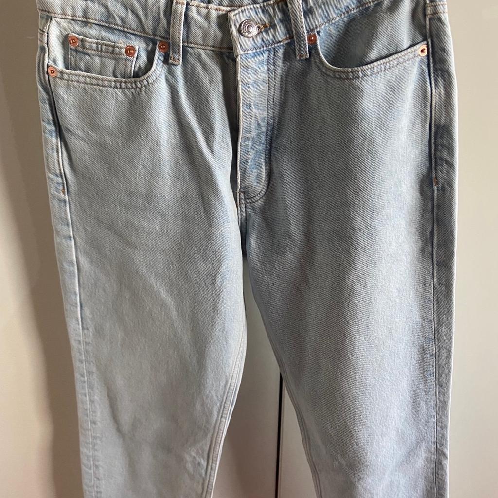 Klassische Jeanshose, gerader Schnitt von Mango, Größe 36, neu, nicht probiert und zu klein gekauft.
Länge 90 cm
Pass: 38 cm