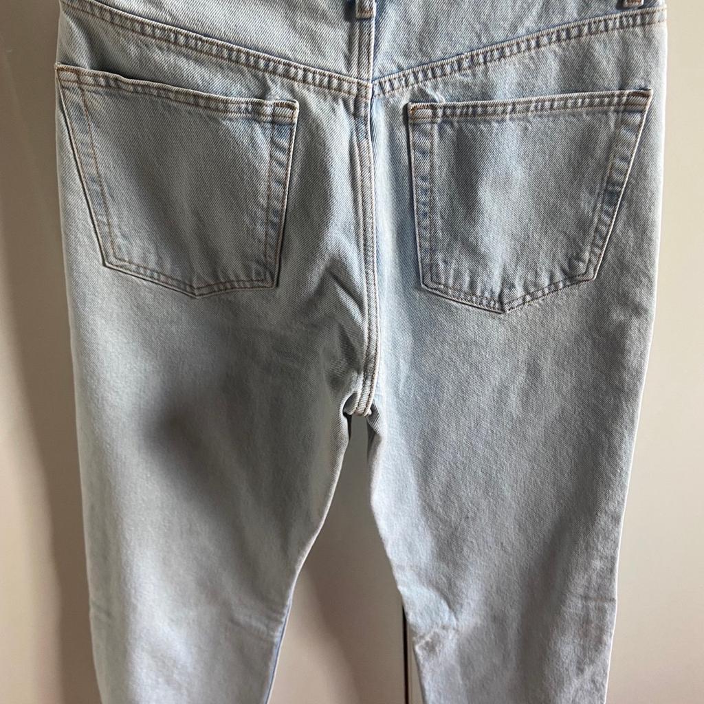 Klassische Jeanshose, gerader Schnitt von Mango, Größe 36, neu, nicht probiert und zu klein gekauft.
Länge 90 cm
Pass: 38 cm