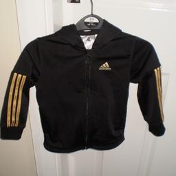 Blouse“Adidas”

Black Colour

Good condition

Actual size: cm

Length: 38 cm front

Length: 41 cm back

Length: 22 cm from armpit side

Shoulder width: 24 cm

Length sleeves: 31 cm

Volume hands: 22 cm

Breast volume: 58 cm - 62 cm

Volume waist: 58 cm – 62 cm

Volume hips: 59 cm – 63 cm

Age: 18-24 Months, Eur 92 cm

Main Material: 100 % Polyester

Recycled/Hood Lining: 100 % Polyester

Made in China