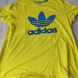 Adidas T-Shirt mit Aufdruck. Mit minimalen Fleck beim A.
Größe L