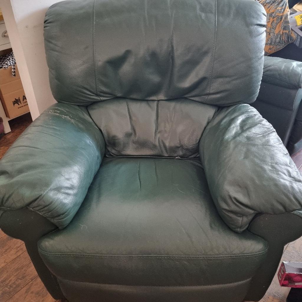2 x green comfy single seat manual recliners in N2 London for £20.00 for sale Shpock