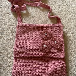 Girls really cute knitted bag that has a zip closing. Like new never been used, from smoke and pet free house
Cash on collection only
