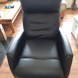 REDUCED: Black recliner chair in fair condition, has 2 small tares on the back corners, the rest of the chair is in good shape 👍, and it all seems to work well with no issues with the mechanism for reclining!
material is leatherette possibly I'm not really sure! anyway the price will reflect the condition!