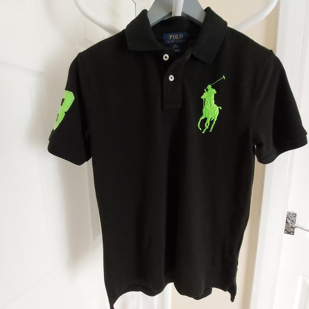Shirt "Polo Ralph Lauren"

Black Mix Colour

Good Condition

Actual size: cm

Length: 59 cm front

Length: 62 cm back

Length: 38 cm – 42 cm from armpit side

Shoulder width: 39 cm

Length sleeves: 19 cm

Volume hand: 35 cm

Volume breast: 82 cm – 86 cm

Volume waist: 84 cm – 87 cm

Volume hips: 85 cm – 90 cm

Size: M, 10-12 Years

100 % Cotton

Exclusive of Decoration

Made in China