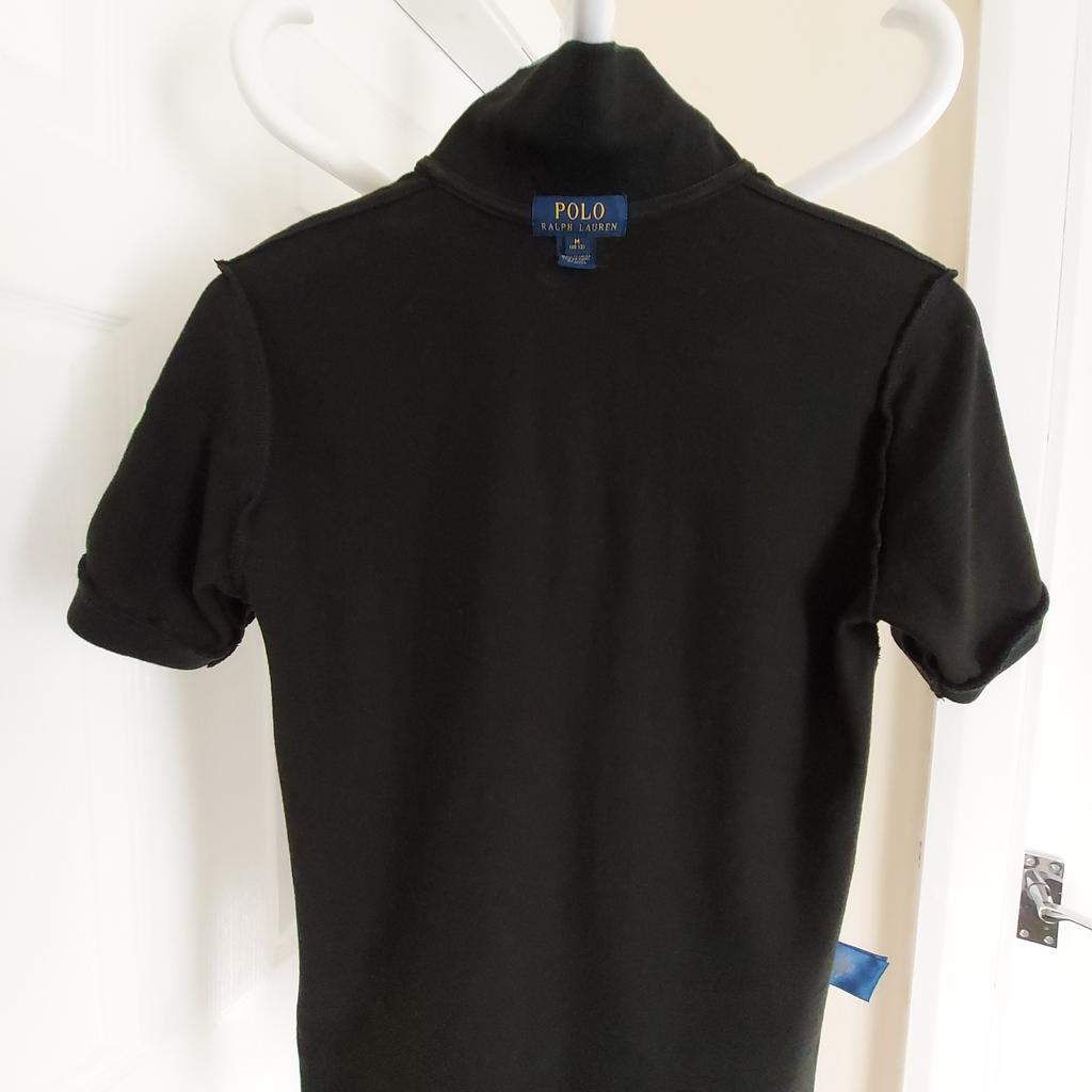 Shirt "Polo Ralph Lauren"

Black Mix Colour

Good Condition

Actual size: cm

Length: 59 cm front

Length: 62 cm back

Length: 38 cm – 42 cm from armpit side

Shoulder width: 39 cm

Length sleeves: 19 cm

Volume hand: 35 cm

Volume breast: 82 cm – 86 cm

Volume waist: 84 cm – 87 cm

Volume hips: 85 cm – 90 cm

Size: M, 10-12 Years

100 % Cotton

Exclusive of Decoration

Made in China