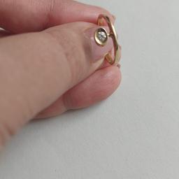 585er Echtgold Ring mit echtem Brilliant Stein.
Die größe ist 17.

wie auf den Bildern zu sehen ist in einem sehr guten Zustand.