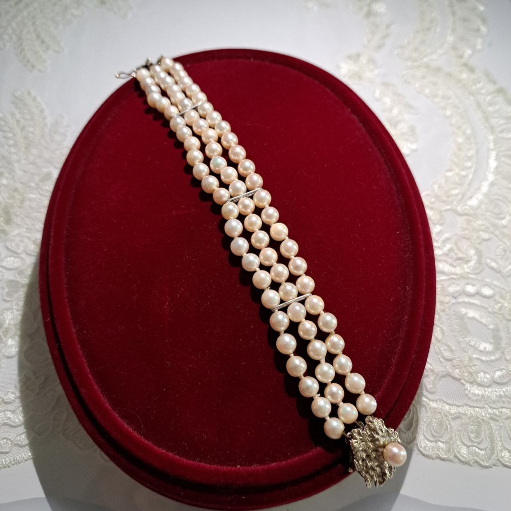 Verkaufe eine wunderschöne Perlen Armkette ( Akoya ?) von meiner Oma 585 Gold verschluss ( Weißgold ) einfach ein Hingucker keine Garantie keine Rücknahme möglich da es sich um ein privat Verkauf handelt Abzuholen im 2 Bezirk Versand möglich