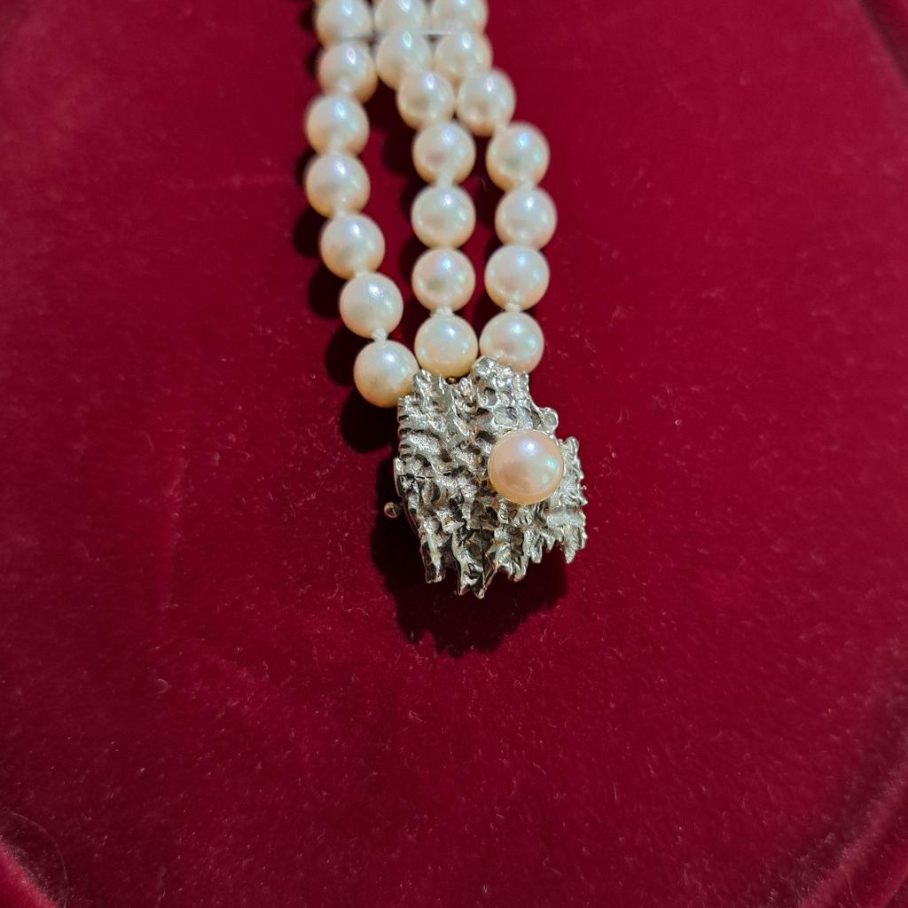 Verkaufe eine wunderschöne Perlen Armkette ( Akoya ?) von meiner Oma 585 Gold verschluss ( Weißgold ) einfach ein Hingucker keine Garantie keine Rücknahme möglich da es sich um ein privat Verkauf handelt Abzuholen im 2 Bezirk Versand möglich
