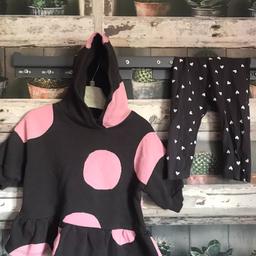 THIS IS FOR A BUNDLE OF CLOTHES

1 X NEXT SWEATSHIRT DRESS - HOODIED - DARK GREY WITH PINK SPOTS
1 X NEVER WORN - DARK GREY LEGGINGS WITH SMALL WHITE HEARTS FROM MATALAN 

PLEASE SEE PHOTO