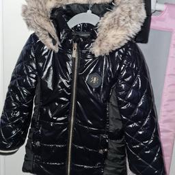 3-4 years (ignore above size its definitely 3-4 years)
River Island coat
 fantastic condition like new 

pet and smoke free home