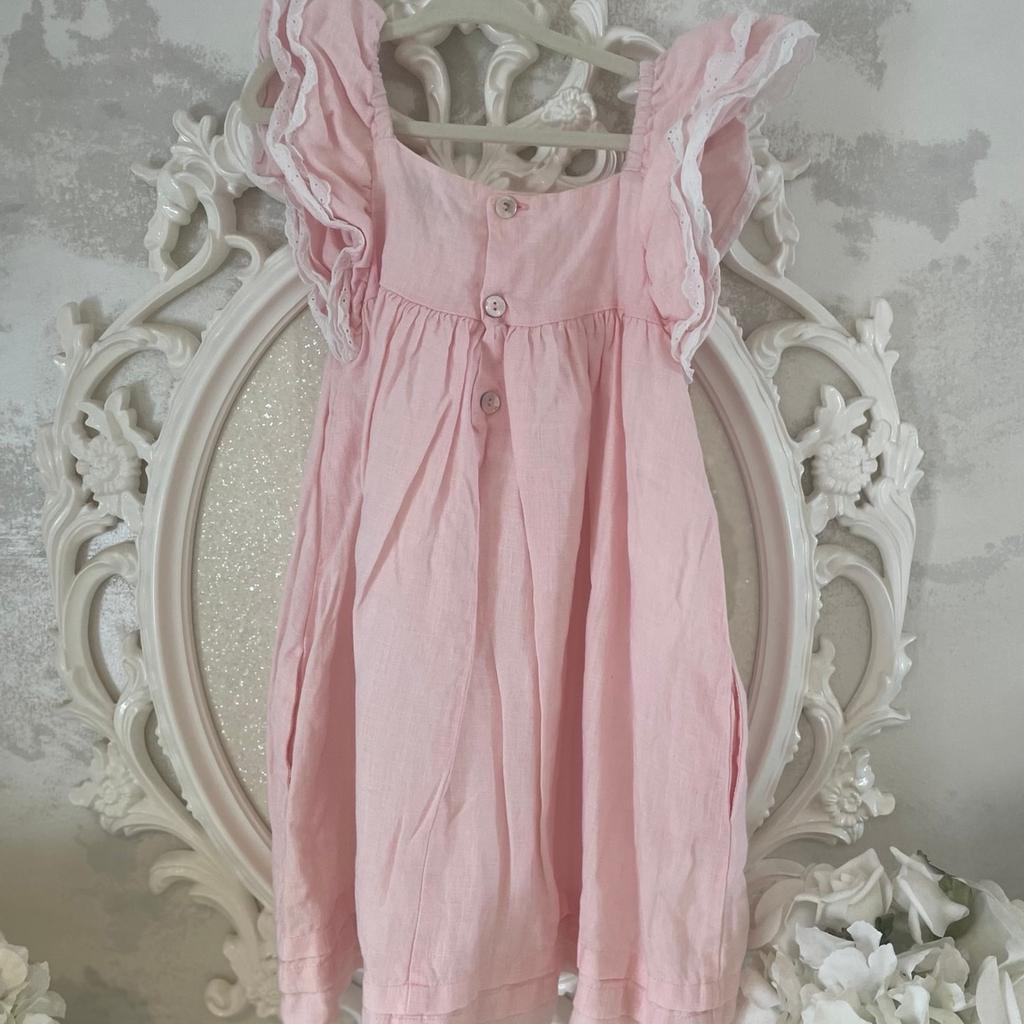 Benedita Girls Pink dress
100% linen
100% cotton lining

Beautiful details

Age - 6 Years