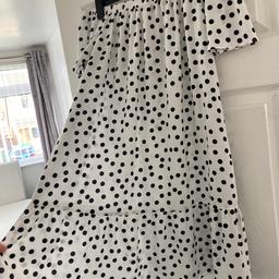 Brand new without tags
Only tried on
Papaya matalan black and white dotty dress 
Size 12
100% viscose 
Selling from a pet and smoke home