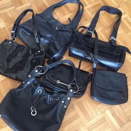 Schwarze Damen/Handtaschen. gebraucht, Versand innerhalb Österreichs
Privatverkauf daher keine Gewährleistung und Rücknahme
Die Tasche im Bild links oben ist bereits verkauft 