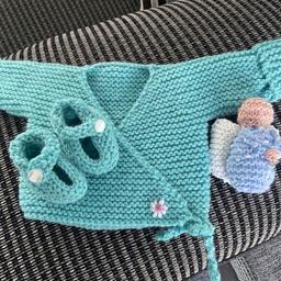 Hand knitted baby gift set with kimono cardigan, dolly shoes and a guardian angel
New born size
Price is as listed - no offers sorry