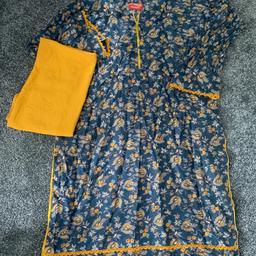 Ladies kurta dress and scarf
Only been in wardrobe