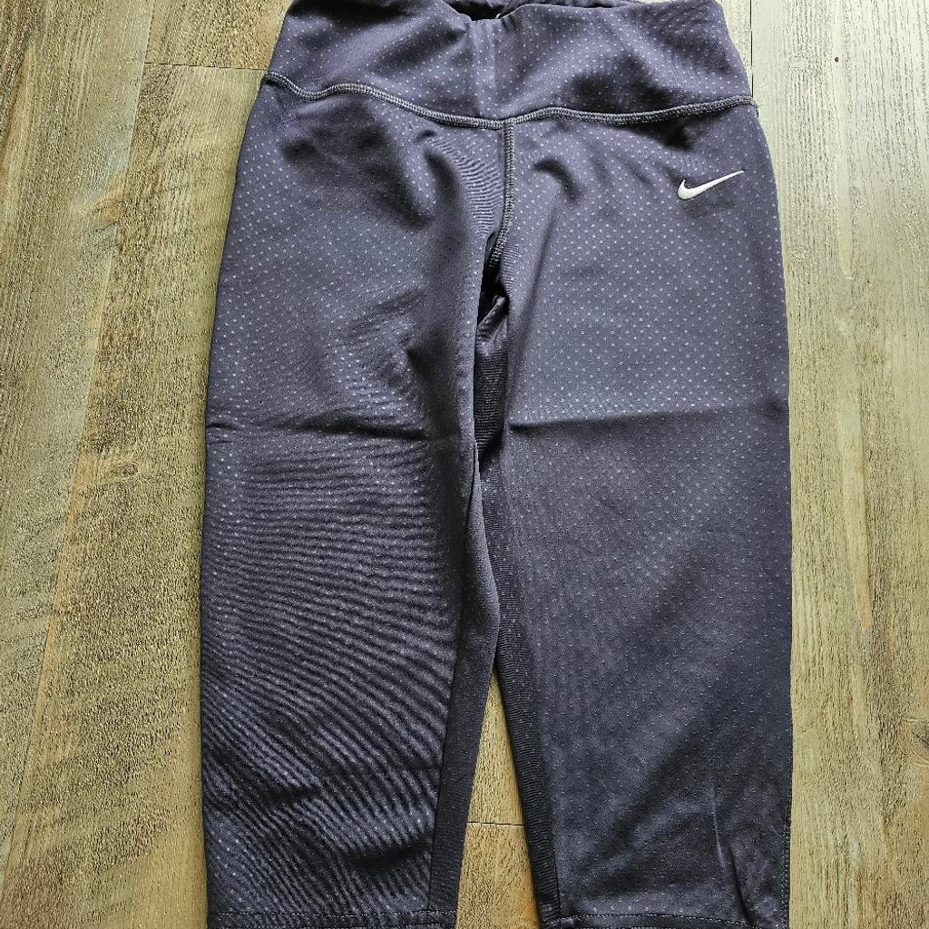 Neuwertige Nike Pro Dri-Fit Sporthose, Laufhose dreiviertel grau S

Nur 1 x getragen