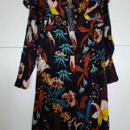 Biete hier ein wunderschönes, stylisches, neues, Maxi Kleid von H&M an. Top Zustand, ungetragen, neu, Größe 38. Zahlung nur per PayPal möglich. Versand erfolgt per 2,90 €.