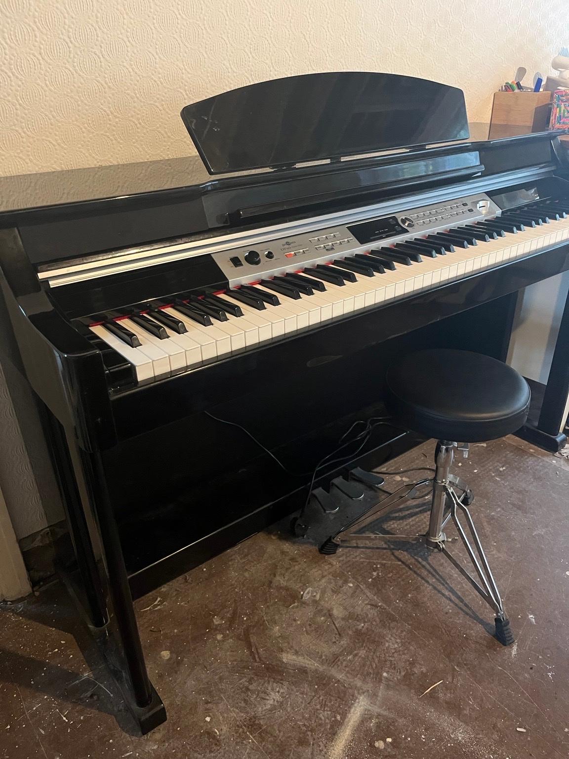 Digital Piano with Weighted Keys Gear4Music in SE25 London for £220.