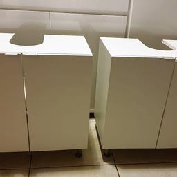 Je Waschbeckenunterschrank IKEA Lillangen: 
Türen: 2 / Regale: 1 (Spanplatten)
Füße: IKEA Capita – Edelstahl mit Höhe von 8 cm

Maße:
Höhe mit Füßen: 59 cm (ohne 51 cm), Tiefe: 38 cm, Breite: 60 cm.

Artikelzustand: gebraucht – sehr gut erhalten.

Konditionen:
Nur Abholung und Selbstabbau (wenn notwendig).
Garantie und Rücknahme ausgeschlossen, da Privatverkauf!

1 Stück 30 €
3 Stück zu je 25 €, also insgesamt 75€

Es folgt noch weiteres Mobiliar zum Verkauf, eventuell ist etwas anderes für Sie dabei. Einfach hereinschauen :)