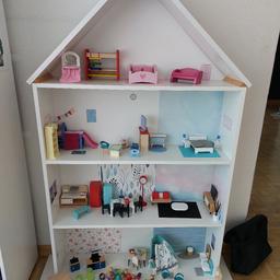 Ein Puppenhaus mit Möbel