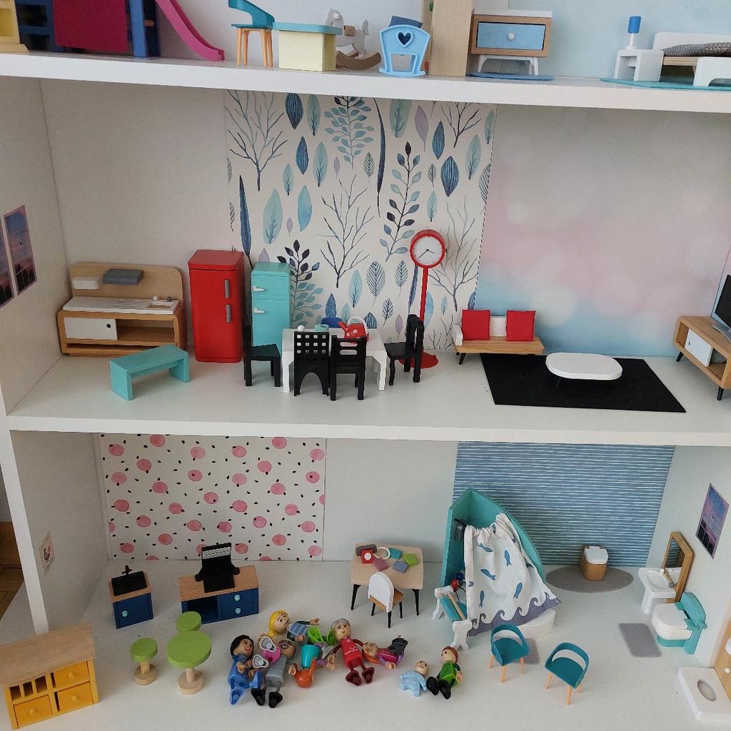Ein Puppenhaus mit Möbel