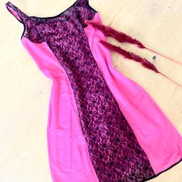 Zum Verkauf steht dieses Nachthemd | Lingerie Dress aus den 90er Jahren. Es ist neon pink und mit schwarzer Spitze verziert. Sowohl die Spitze  als auch das Kleidchen selbst ist transparent. 

Ich selbst habe es nie getragen, der Zustand ist mangelfrei. Ein Label oder Größen Etikett ist nicht mehr vorhanden. Es entspricht einer S - M. 

Versand 1.60€

#vintage #originalvintage #originalvintagedress #90er #90erjahre #90erjahrekleid #lingerie #nachthemd #nachthemdvintage #pinkvintage #vintagelingerie #original90s #barbie #barbiedress #barbie90s #barbiepink