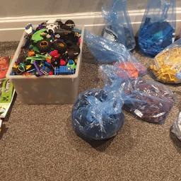 over 9 kg of lego 
some.bagged in colours other is mixed could have some sets and figures in it just mixed lot