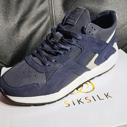 Sik Silk Evolution Trainers.

Size UK 10 EU 44

Navy Blue lace fastening trainers from Sik Silk.

RRP: £80.00

New & Boxed