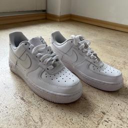 Nike Air Force Schuhe
1 Mal getragen
Neupreis: 157,- 
Verkaufspreis: 70,00
Größe: 36
Farbe: weiß