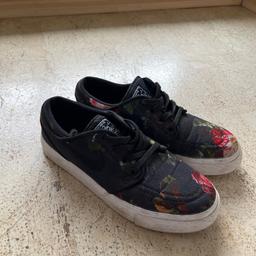 Nike Stefan Janoski Schuhe
nur wenige Male getragen
Farbe: schwarz mit Blumen
Größe: 37,5