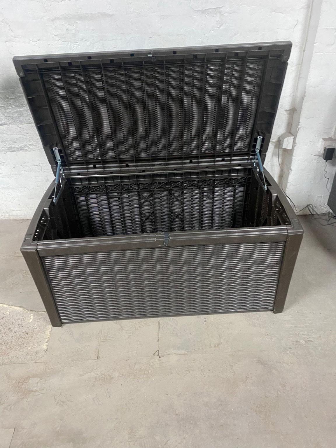 Keter Borneo 416L Rattan Effect Garden box in CV3 Coventry für £ 79,99