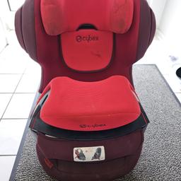 Roter Kindersitz mit Isofix