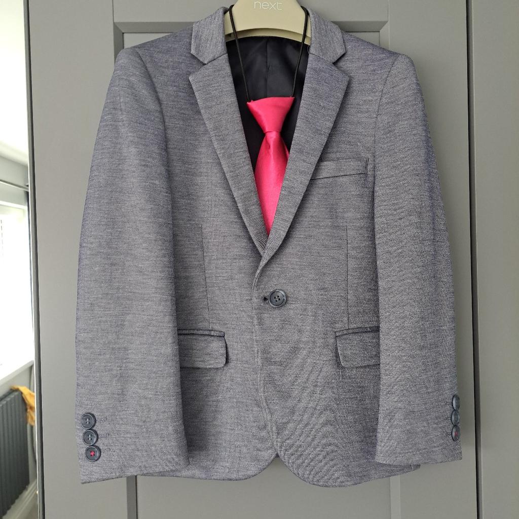 Boys smart suit jacket, age 7 brought from Next.
Would say it's a blue/grey colour. I paired it with navy chinos and tan shoes.
Have included the tie worn with the jacket, as there are pink details in the button stitching and inside.
Only worn for a wedding and a party, so like new.
From smoke/pet free home