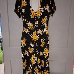Ladies black floral cropped jumpsuit. Stars a size 8, but is more like a 10-12.
Bought originally from New Look from one theor in house brands.
Has belt and faux button detail to the front, also has back zip with open section under the neck button.
From smoke/pet free home