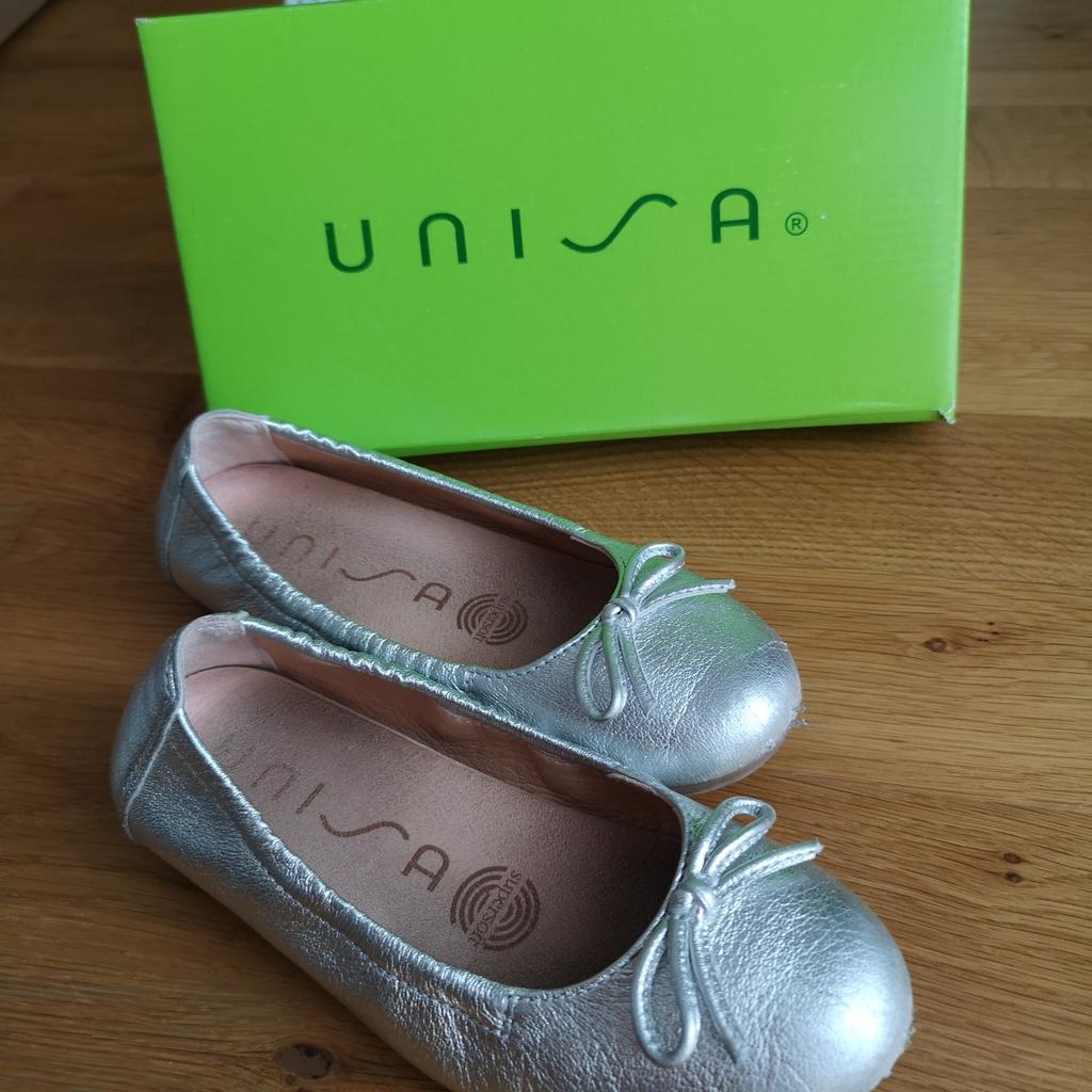 Sehr schöne Mädchen Ballerina von Unisa in der Farbe Silber, Größe 28
Sehr gute Passform

Versand würde extra dazukommen
Privatverkauf, daher keine Garantie, keine Gewährleistung und keine Rücknahme.