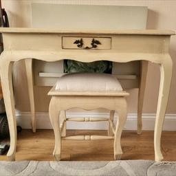 Preowned Shabby Chic dresser and stool in cream. Some wear but in good condition.
W 35.6 in
H 30 in
D 17.5 in
Collection only