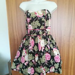 Multicoloured Floral Strapless Dress.
Size 8.
From New Look.
Excellent condition.