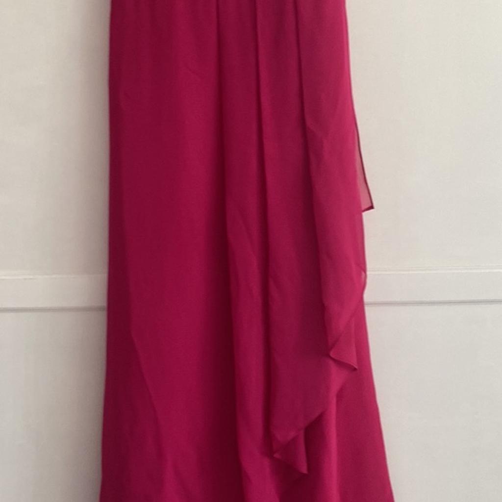 This beautiful dress as only been worn once for a wedding so comfortable to wear
Zip to back plus ties
Size 14
Collection only please
Bargain at price I paid £250