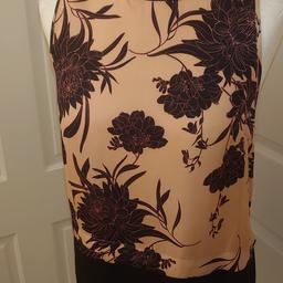 River Island Peach and black floral satin top. Chiffon Band

Excellent Condition

Size 10