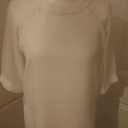 River Island Ivory chiffon short sleeved top.

Good condition

Size 6
