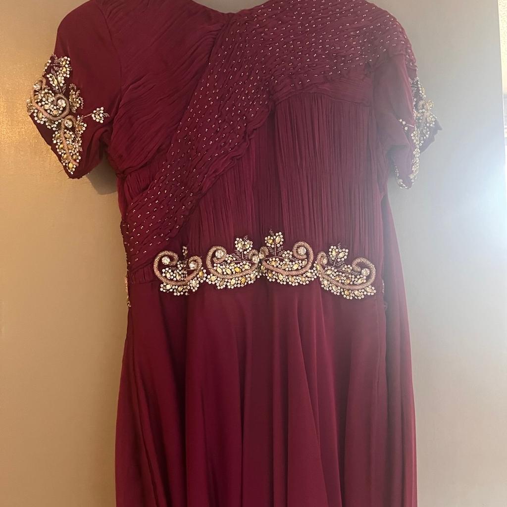 Size 10 gown with beautiful diamond and bead worn
Stylish and looks stunning wen worn
Only worn once