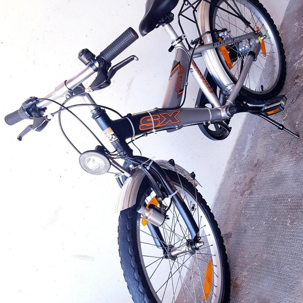 Hallo biete ein Pegasus Jugendfahrrad 3-Gang Shimano Rahmenhöhe 32 cm. Ausgerüstet mit 20 Zoll Räder, 3-Gang Shimano Nexus.

Der Sattel ist gut verstellbar ( ohne Werkzeug ) unten mit Bügelriegel. Nabenschaltung mit Drehgriff am Lenker und Ganganzeige.

Das Fahrrad ist in einwandfreiem Zustand.
Das Rad wurde nur bei den Großeltern gefahren, und ist dementsprechend auch in guten Zustand.
Siehe Bilder----> in kürze

Die Größe von Rad ist ab 8 bis 12 Jahre hat 24" und eine Körber Gr. von 130-150 cm, oder auch Messbar die Länge von Fuß ab Pedal bis zum Sattelhöhe also Sitz sind 50cm.

Wartet es jetzt auf neues Abenteuer. --) Und als Sicherheit ist ein Helm auch mit dabei.

Nur Abholung in München Norden oder Westen

Es ist ein Privatverkauf ohne Garantie und ohne Rückgabe.
