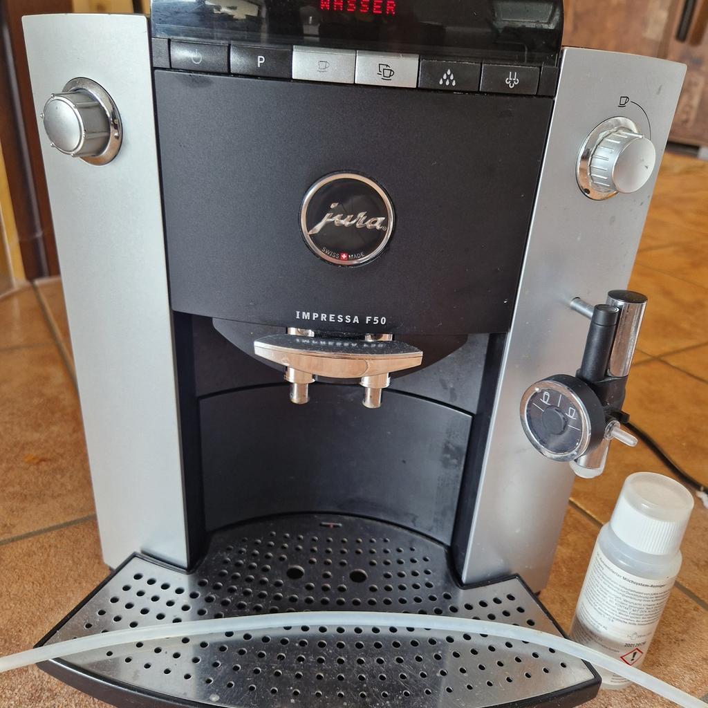 Verkaufe eine hochwertige Jura Kaffeemaschine Typ 638 A1. (Impressa F50)

Die Maschine befindet sich in einem voll funktionsfähigen und gutem zustand.

Dabei enthalten sind:

-Schlauch
-Reinigungsmittel
-Milchaufschäumer
-Kaffeebohnen.

Das Gerät darf vor Ort getestet werden.
Nur Selbstabholer in 68775 Ketsch

Privatverkauf daher keine Garantie, Gewährleistung oder Rücknahme.