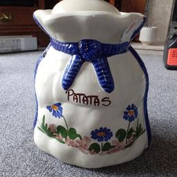 Spanish ceramic potato storage jar, looks great in any kitchen!
Has air holes to keep your spuds at their best 👌 or looks great just as a decorative piece 😀